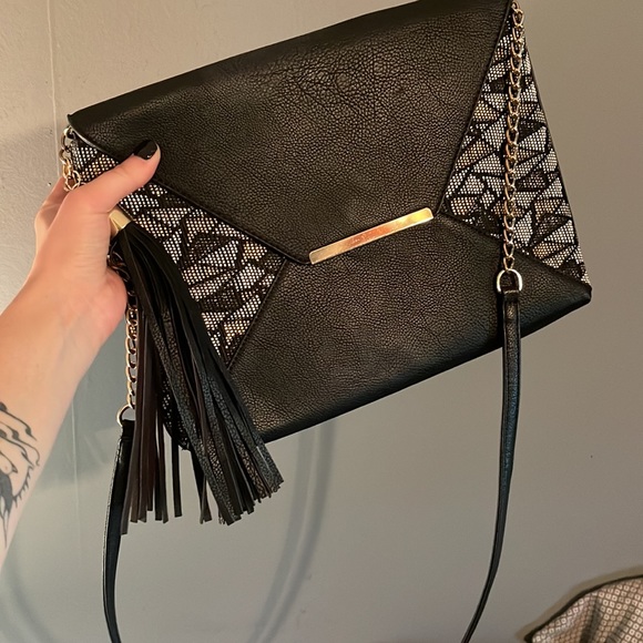 Large clutch type bag beautiful details perfect for a night out - Picture 3 of 3